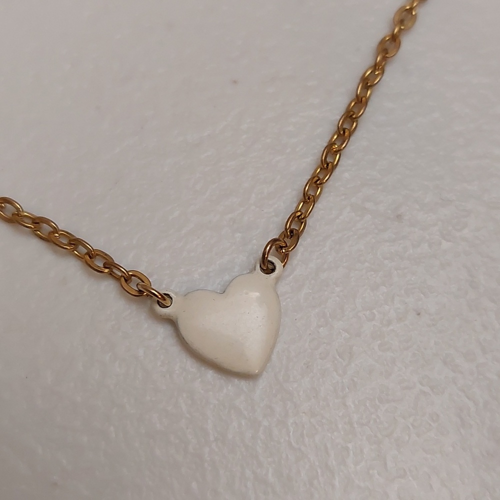 Vintage Painted White Dainty Heart Pendant On Gold Tone Chain Necklace - Picture 2 of 4